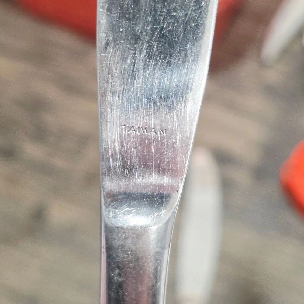 Set of 2 Stainless Steel Butter Knives Starburst Pattern Taiwan‎